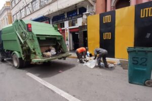 Recolección de basura en la Plaza Principal