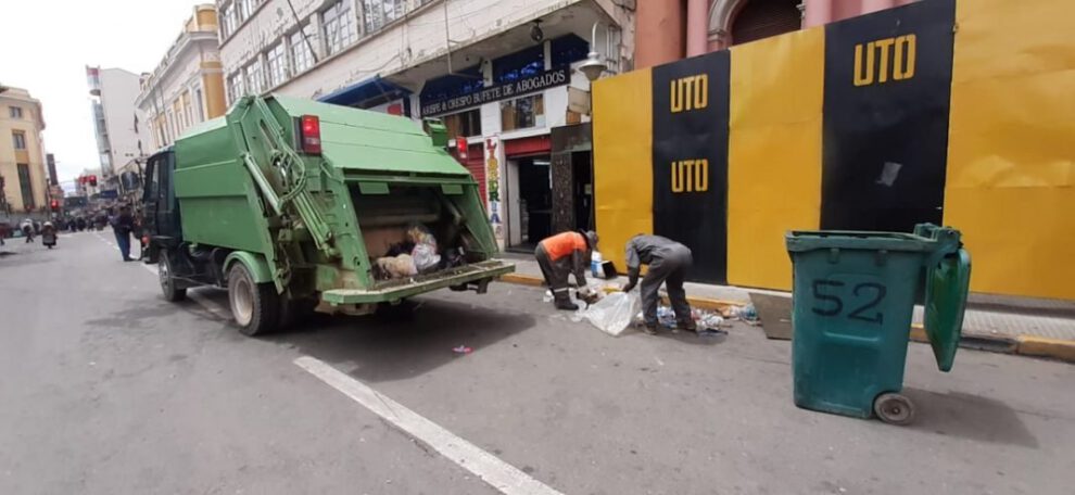 Recolección de basura en la Plaza Principal