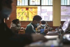 Estudiantes escolares durante las clases presenciales en medio de la pandemia Covid-19
