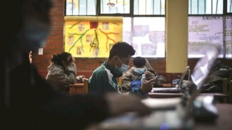 Estudiantes escolares durante las clases presenciales en medio de la pandemia Covid-19