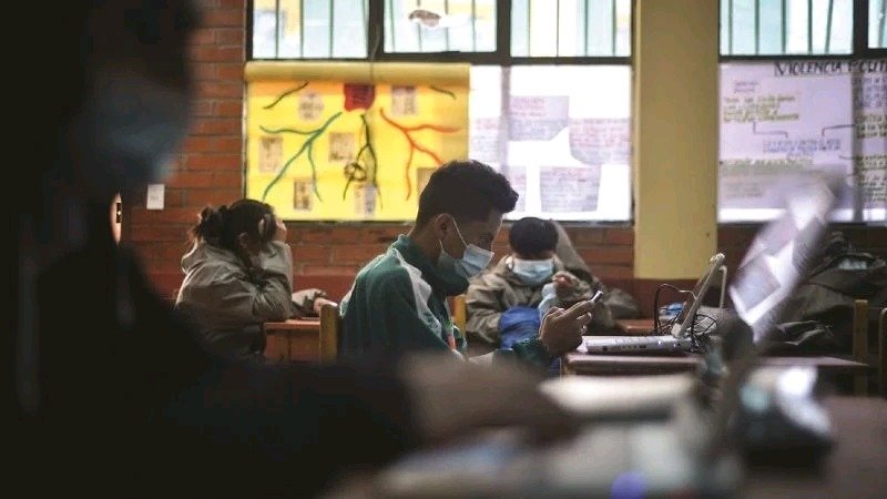 Estudiantes escolares durante las clases presenciales en medio de la pandemia Covid-19