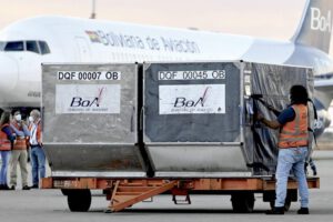 Vacunas Sinopharm llegan a Bolivia