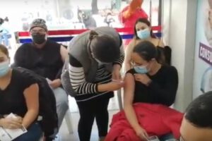 Vacunación a mayores de 18 años en Tarija y Santa Cruz