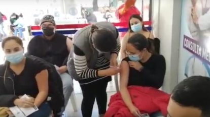 Vacunación a mayores de 18 años en Tarija y Santa Cruz