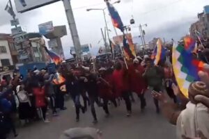 Turba enardecida de El Alto que baja a La Paz en apoyo a Evo Morales