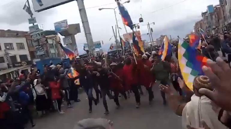 Turba enardecida de El Alto que baja a La Paz en apoyo a Evo Morales
