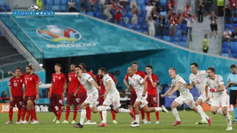 Festejo de la selección española tras vencer a Suiza en los penales