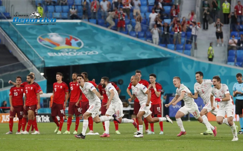 Festejo de la selección española tras vencer a Suiza en los penales