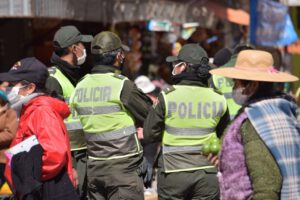 Policías vacunados contra Covid-19 en Bolivia