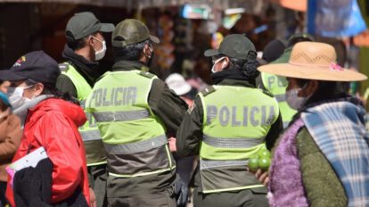 Policías vacunados contra Covid-19 en Bolivia