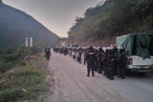 Policía Boliviana en el desbloqueo de Coripata