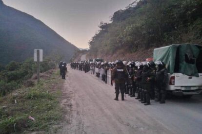 Policía Boliviana en el desbloqueo de Coripata