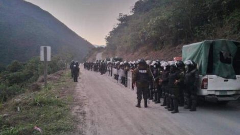 Policía Boliviana en el desbloqueo de Coripata