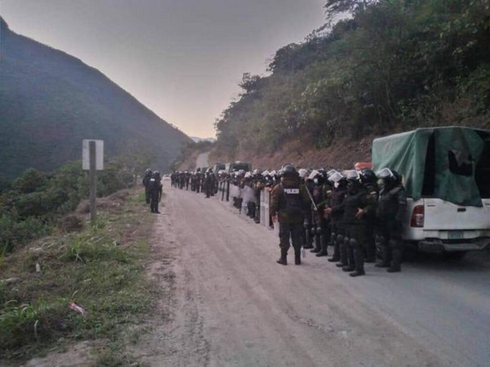 Policía Boliviana en el desbloqueo de Coripata