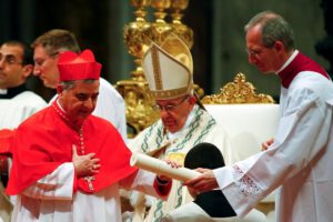 Vaticano enjuiciamiento del cardenal Becciu por delitos financieros
