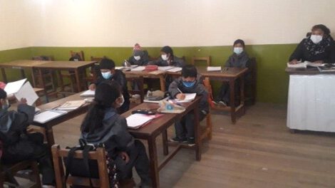 Falta de internet en áreas rurales obliga a estudiantes a pasar clases presenciales