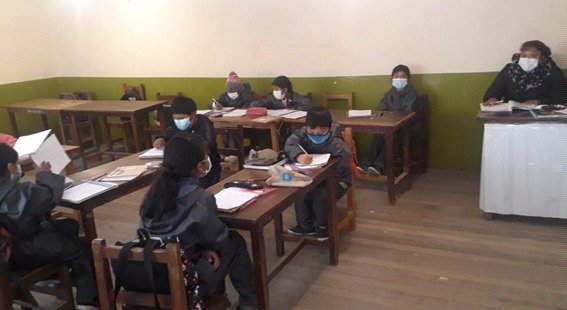 Falta de internet en áreas rurales obliga a estudiantes a pasar clases presenciales