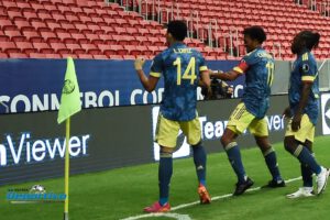 Festejo de los jugadores colombianos tras anotar el gol del triunfo ante los peruanos