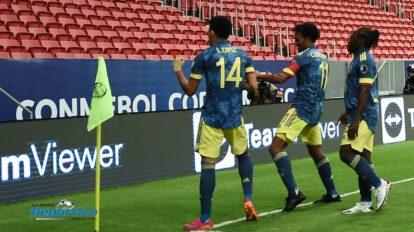 Festejo de los jugadores colombianos tras anotar el gol del triunfo ante los peruanos