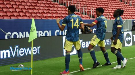 Festejo de los jugadores colombianos tras anotar el gol del triunfo ante los peruanos