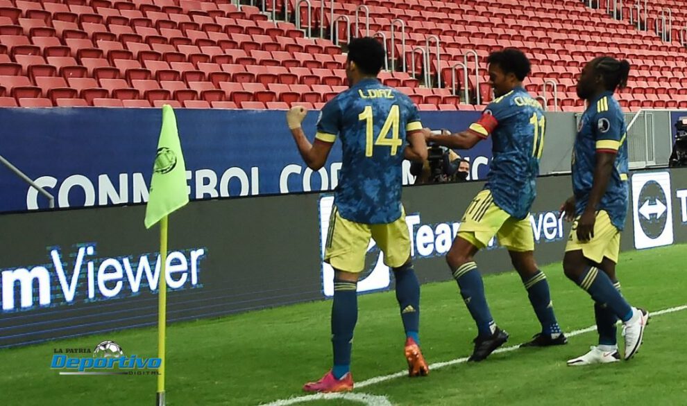 Festejo de los jugadores colombianos tras anotar el gol del triunfo ante los peruanos