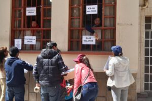 Dirección Departamental de Educación Oruro a puertas cerradas
