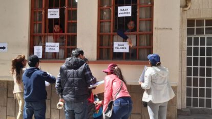 Dirección Departamental de Educación Oruro a puertas cerradas