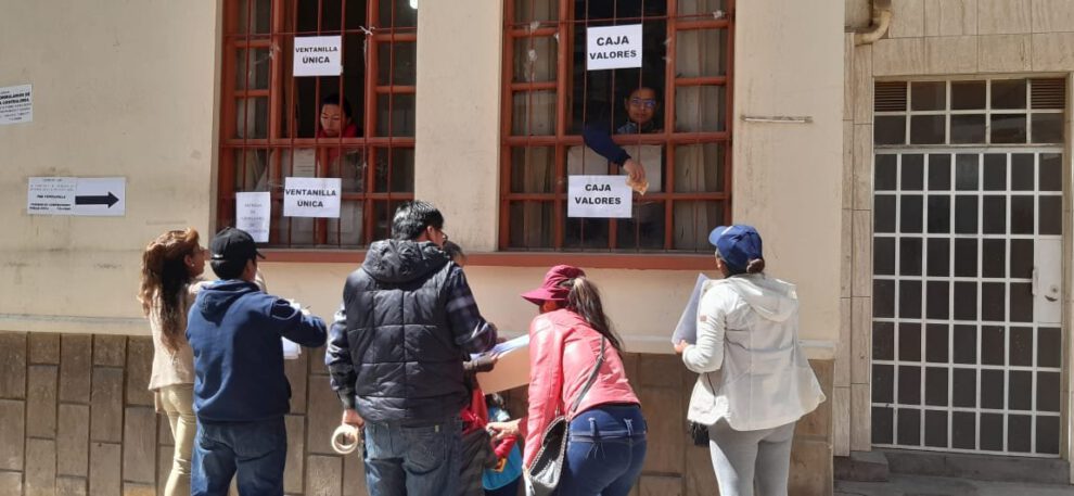 Dirección Departamental de Educación Oruro a puertas cerradas
