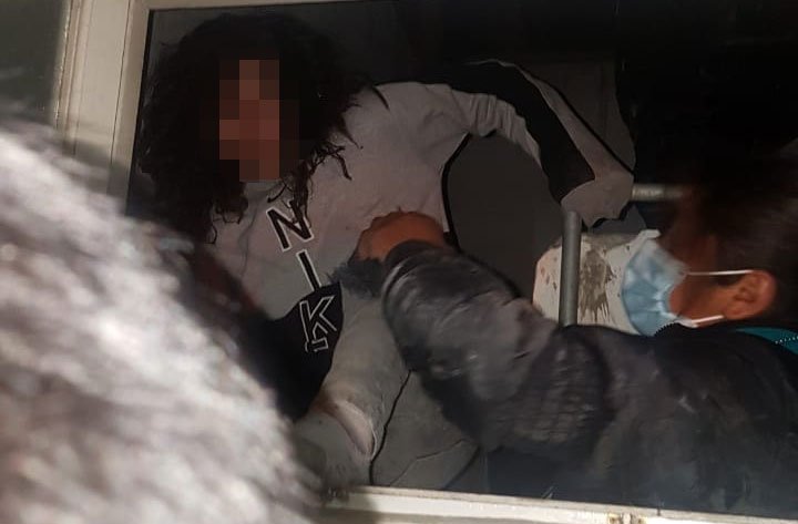 Rescatan a una joven que estaba encerrada en un entretecho en La Paz