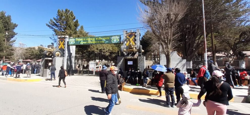 Reclutamiento de soldados en puertas del Camacho