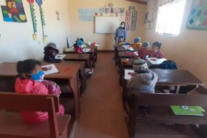 Clases semipresenciales en la Unidad Educativa Genoveva Rios