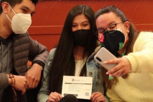 Jóvenes posan con certificado de vacunación Covid-19