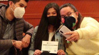 Jóvenes posan con certificado de vacunación Covid-19