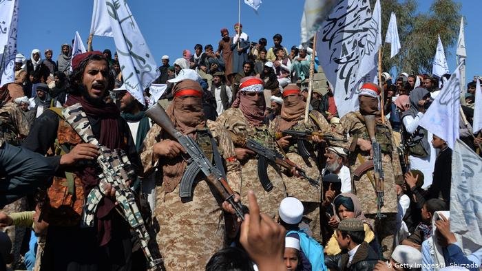Talibanes controlan frontera entre Afganistán y Pakistán