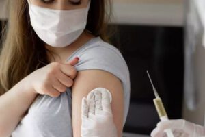 Usuaria de TikTok aseguró que la vacuna de Pfizer hizo que sus pechos crecieran