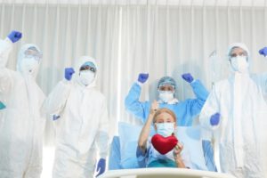 Personal sanitario y una paciente recuperada de Covid-19