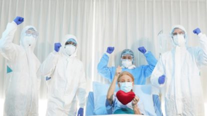Personal sanitario y una paciente recuperada de Covid-19