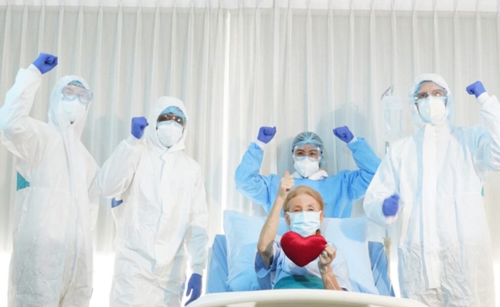 Personal sanitario y una paciente recuperada de Covid-19