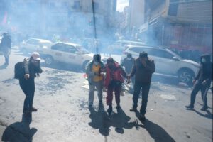 Gasificación a manifestantes en protesta por la Caja Nacional de Salud