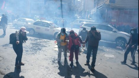 Gasificación a manifestantes en protesta por la Caja Nacional de Salud