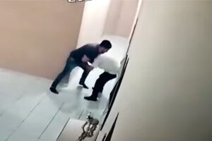 Agresión a adulto mayor por funcionario de Senasag