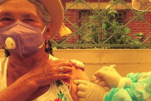 Persona adulta recibiendo la vacuna anticovid en Tarija