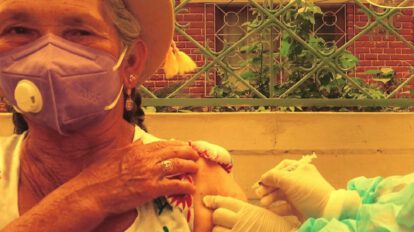 Persona adulta recibiendo la vacuna anticovid en Tarija