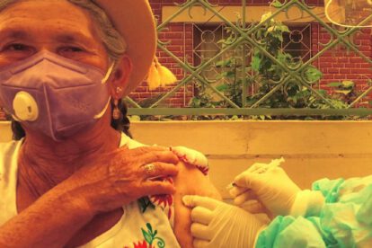 Persona adulta recibiendo la vacuna anticovid en Tarija