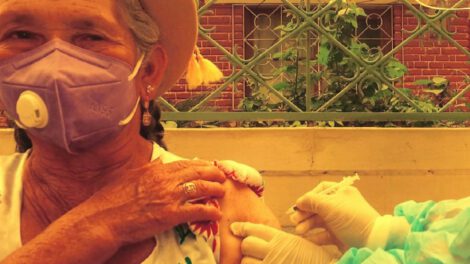 Persona adulta recibiendo la vacuna anticovid en Tarija