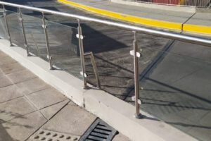 Roban vidrios de la Plaza Tejada Sorzano en La Paz