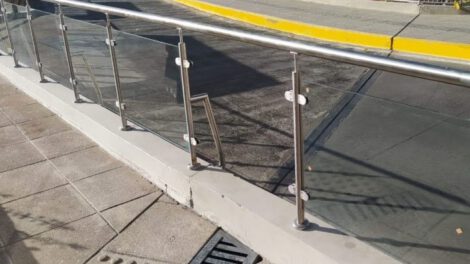 Roban vidrios de la Plaza Tejada Sorzano en La Paz