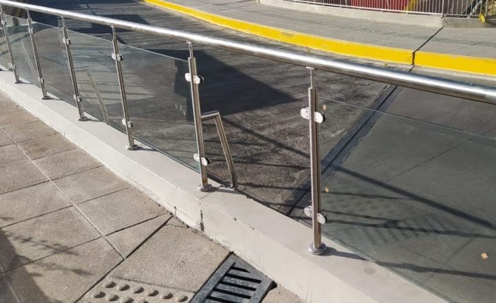 Roban vidrios de la Plaza Tejada Sorzano en La Paz