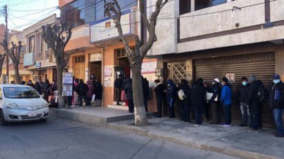 Trámites en la AFP con largas filas y usuarios esperando
