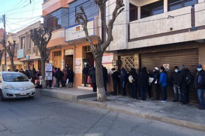 Trámites en la AFP con largas filas y usuarios esperando